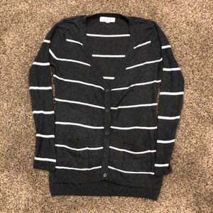 💜 3 for $12 Grey and white striped cardigan